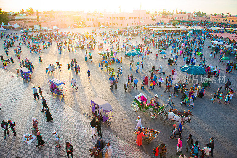 晚上Djemaa El Fna广场与库图比亚清真寺，马拉喀什，摩洛哥